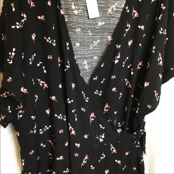 Wrap Top V Neck Flowy and Pretty - Picture 5 of 5